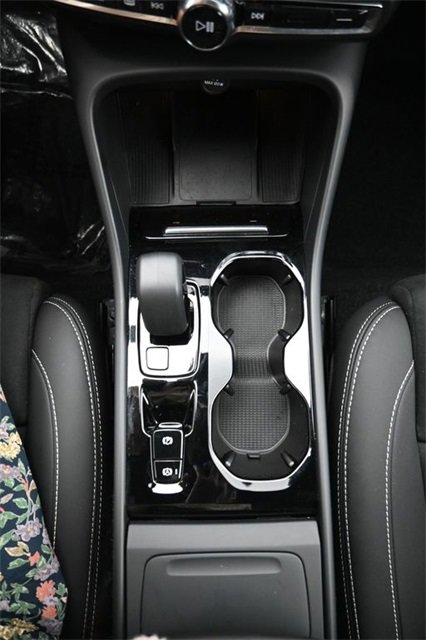 Used 2024 Volvo XC40 B5 Plus image 10