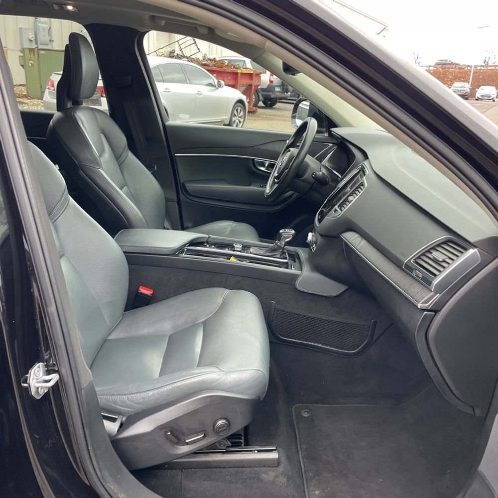 Used 2020 Volvo XC90 T6 Momentum image 6