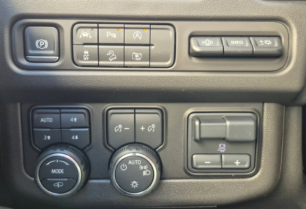 Used 2024 Chevrolet Suburban High Country AWD/4WD image 11