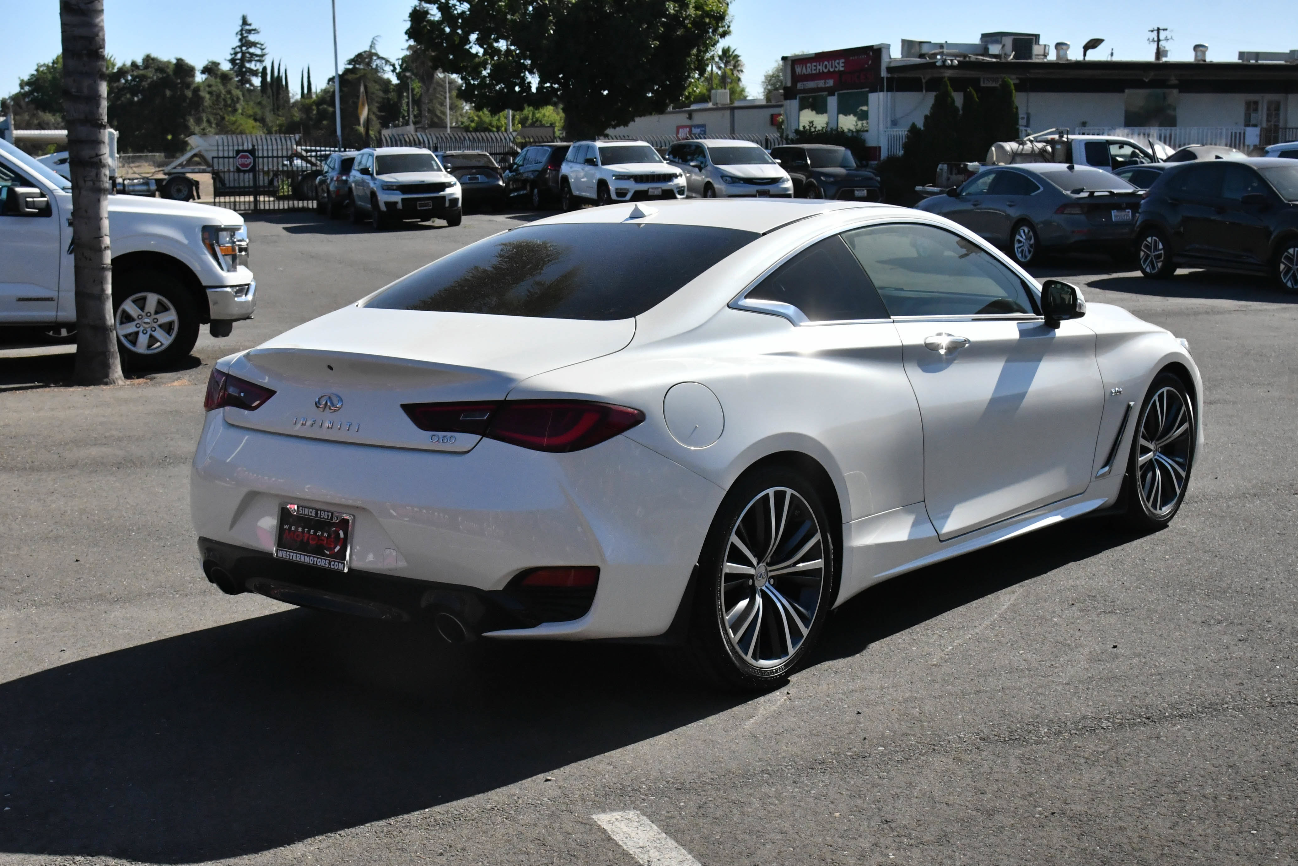 Used 2019 INFINITI Q60 3.0t Luxe w/ Essential Package RWD image 8