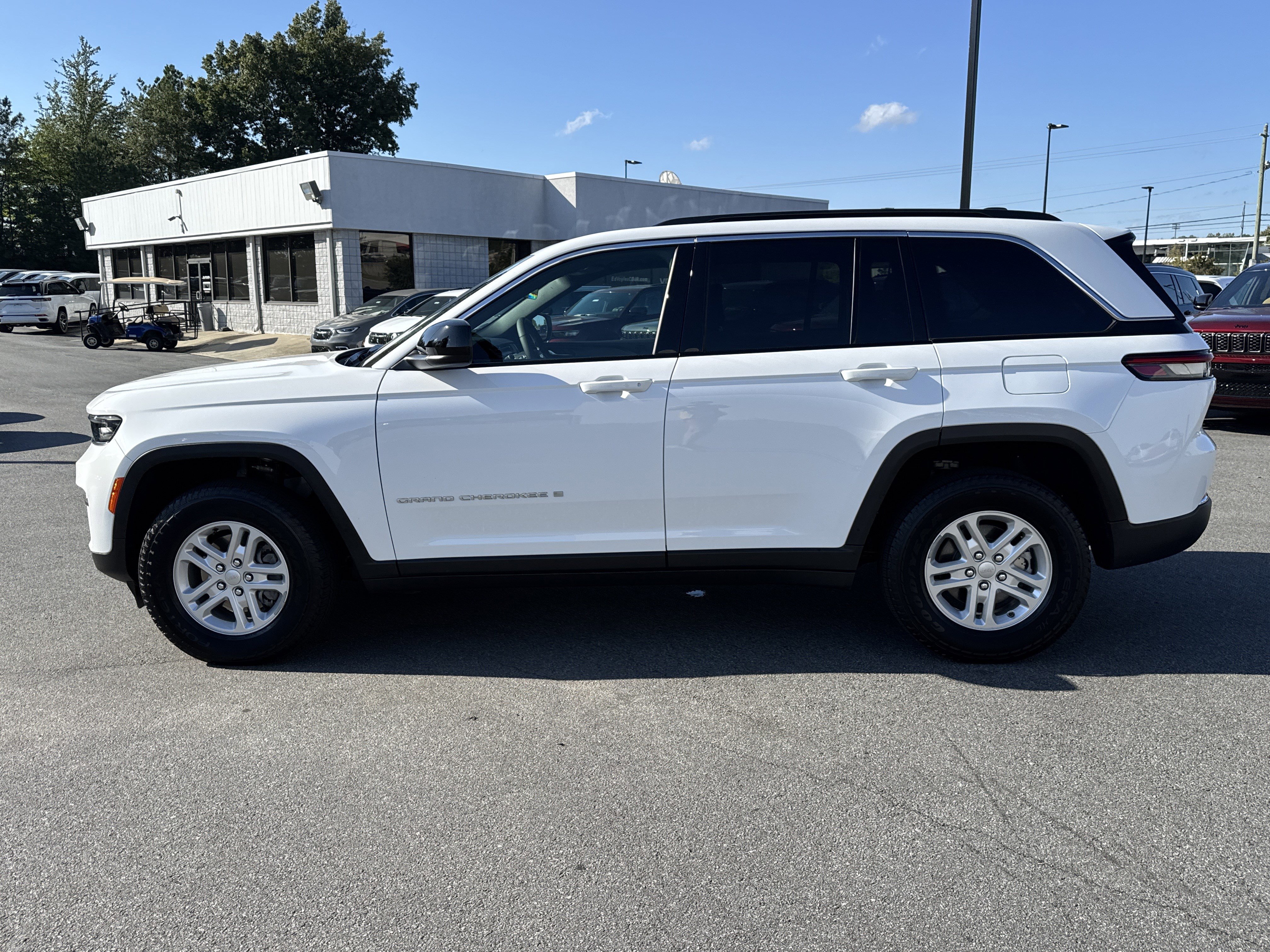 Used 2025 Jeep Grand Cherokee Laredo w/ Luxury Tech Group I image 4