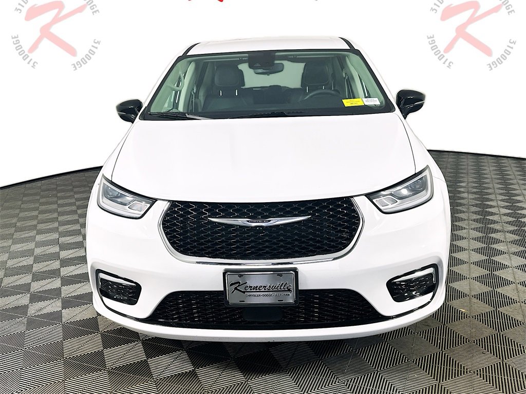 Used 2024 Chrysler Pacifica Touring-L image 2