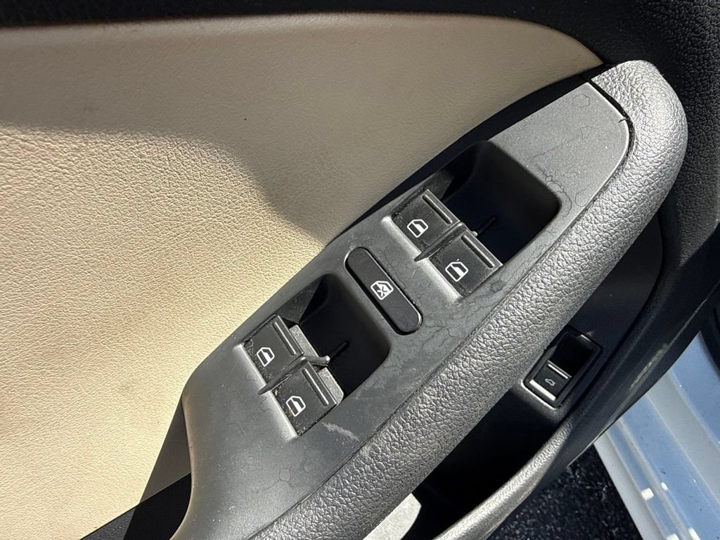 Used 2017 Volkswagen Jetta SE FWD image 13