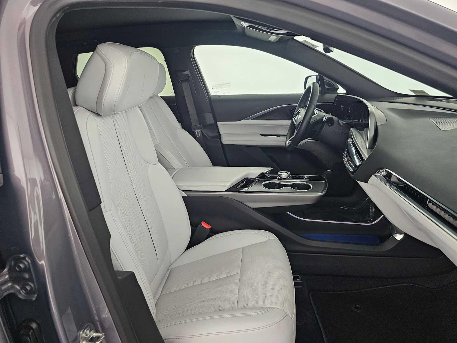 Used 2025 Cadillac Lyriq Luxury AWD/4WD image 10