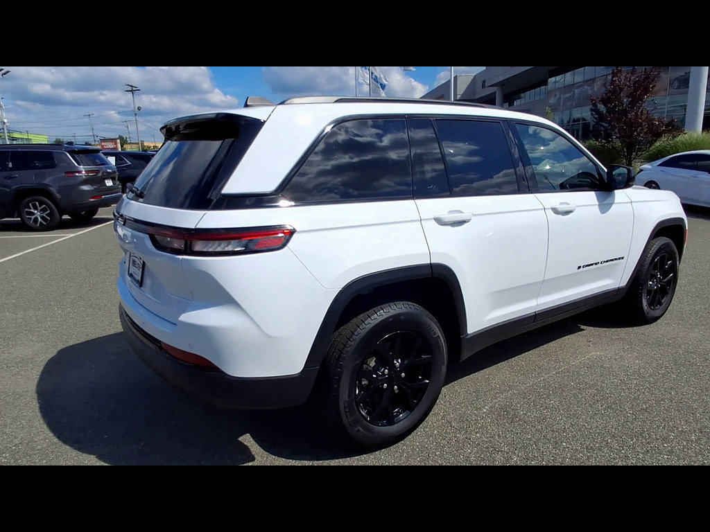 Used 2024 Jeep Grand Cherokee Altitude AWD/4WD image 8