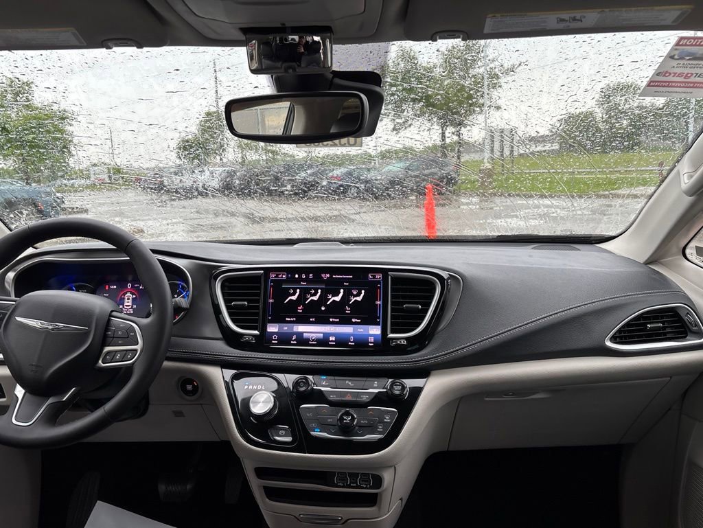Used 2023 Chrysler Pacifica Touring-L FWD image 2