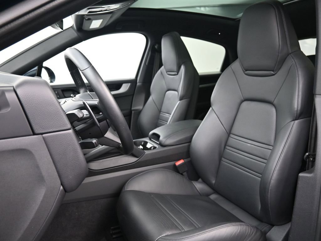 Certified 2024 Porsche Cayenne Coupe image 5