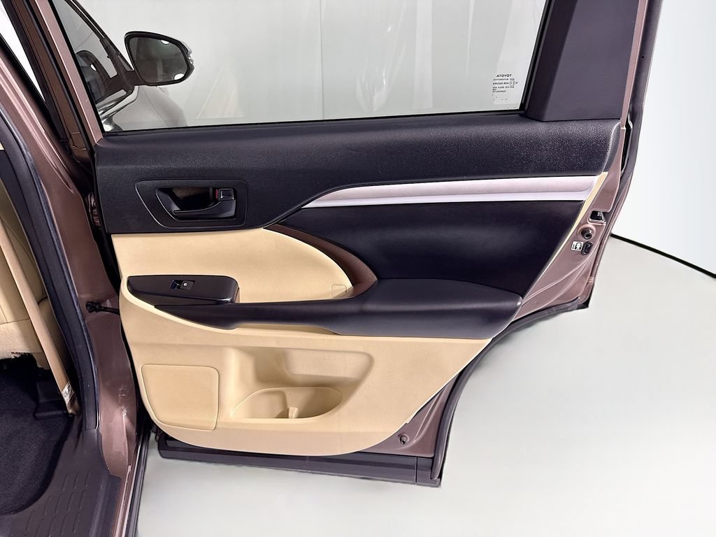 Used 2018 Toyota Highlander Plus FWD image 27