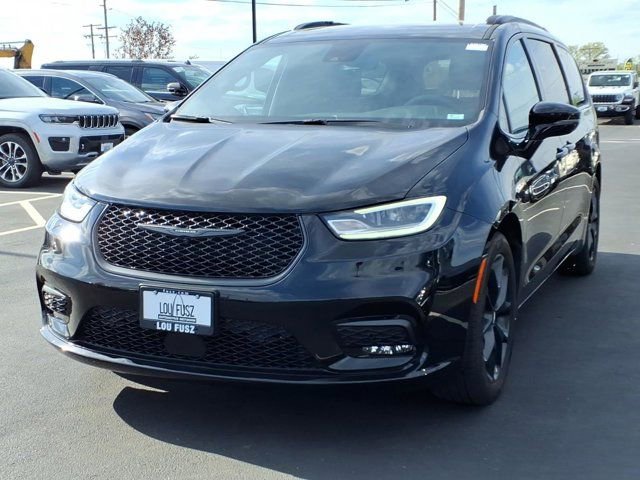 Used 2024 Chrysler Pacifica Touring-L w/ S Appearance Package image 2