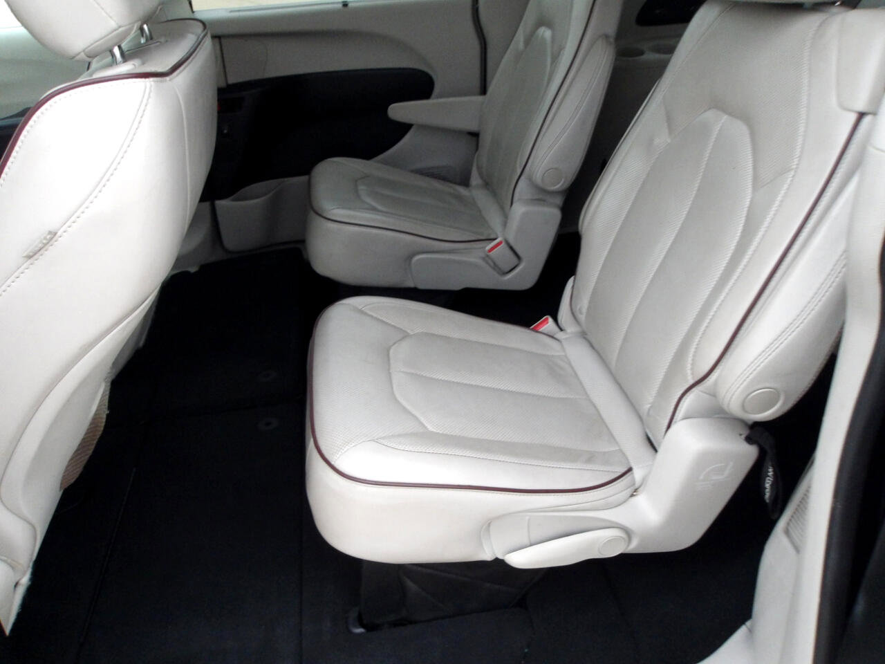 Used 2020 Chrysler Pacifica Limited image 16