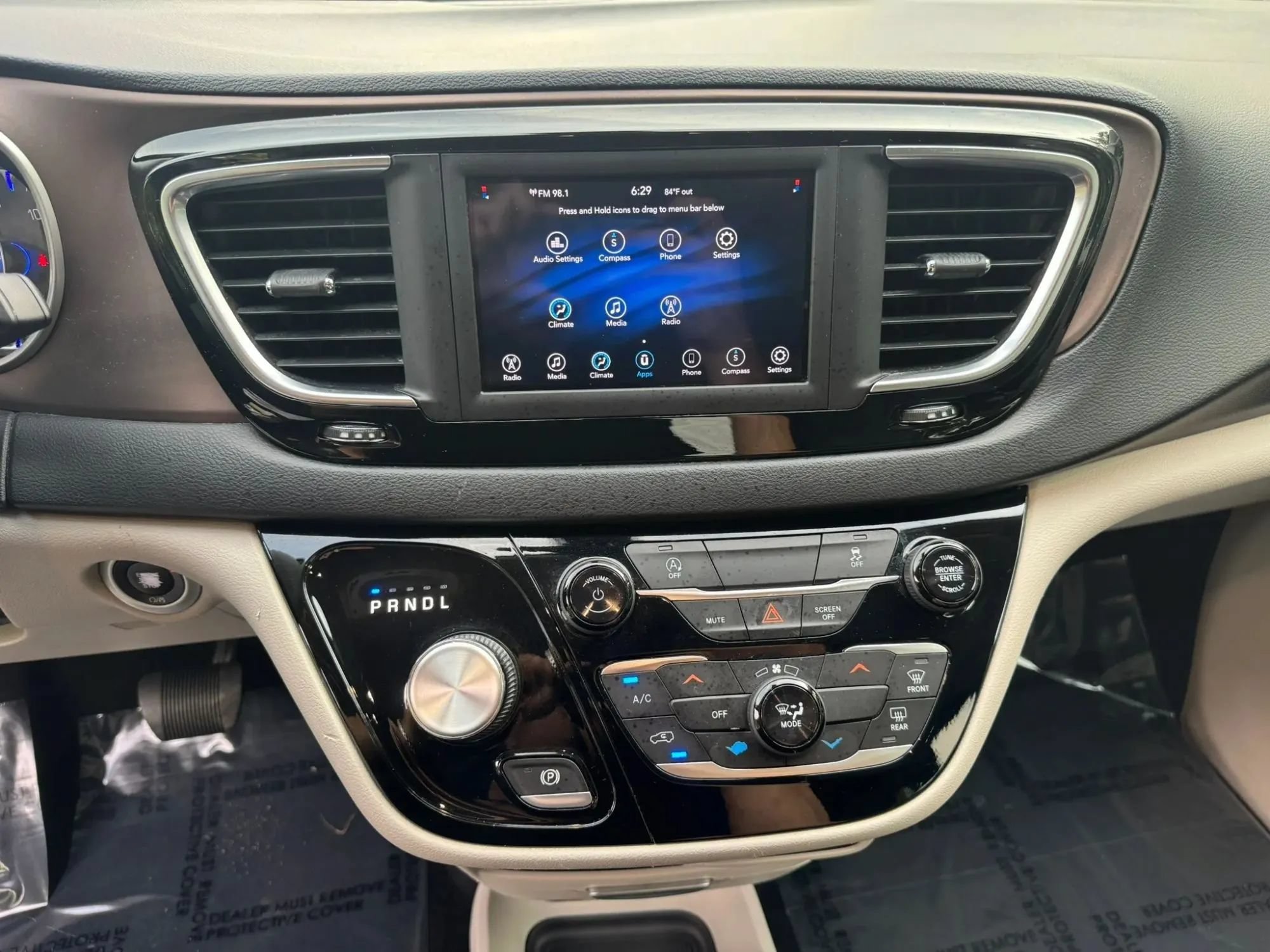 Used 2020 Chrysler Voyager Lxi FWD image 15