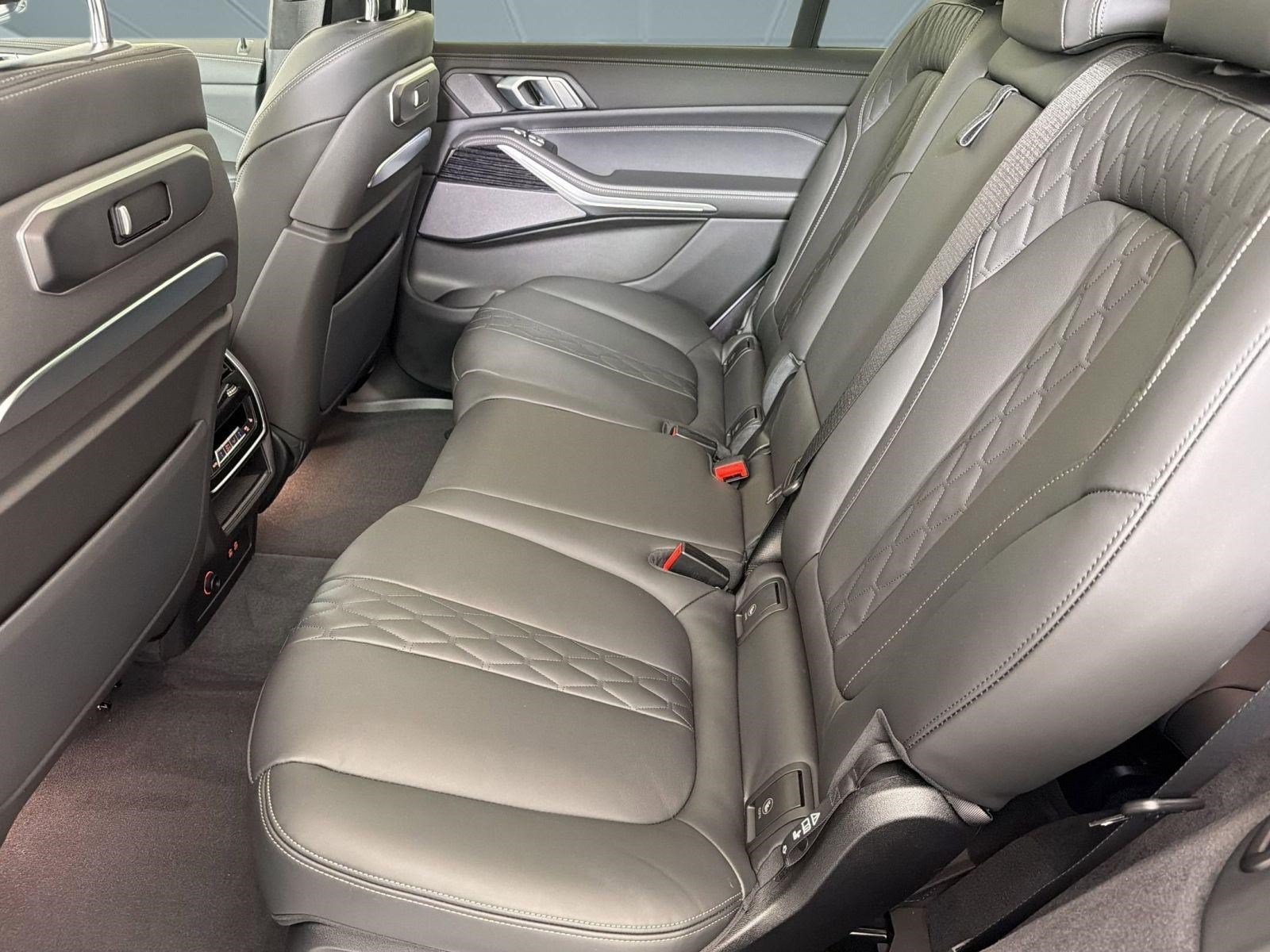 Used 2025 BMW X7 M60i w/ Climate Comfort Package AWD/4WD image 14