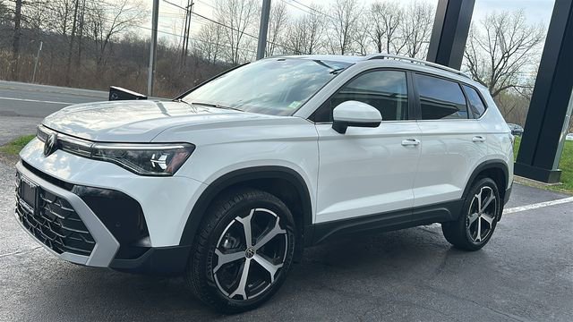 Used 2025 Volkswagen Taos SEL image 2