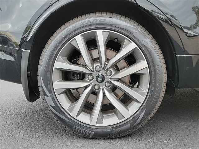 New 2024 Land Rover Discovery Metropolitan Edition image 36