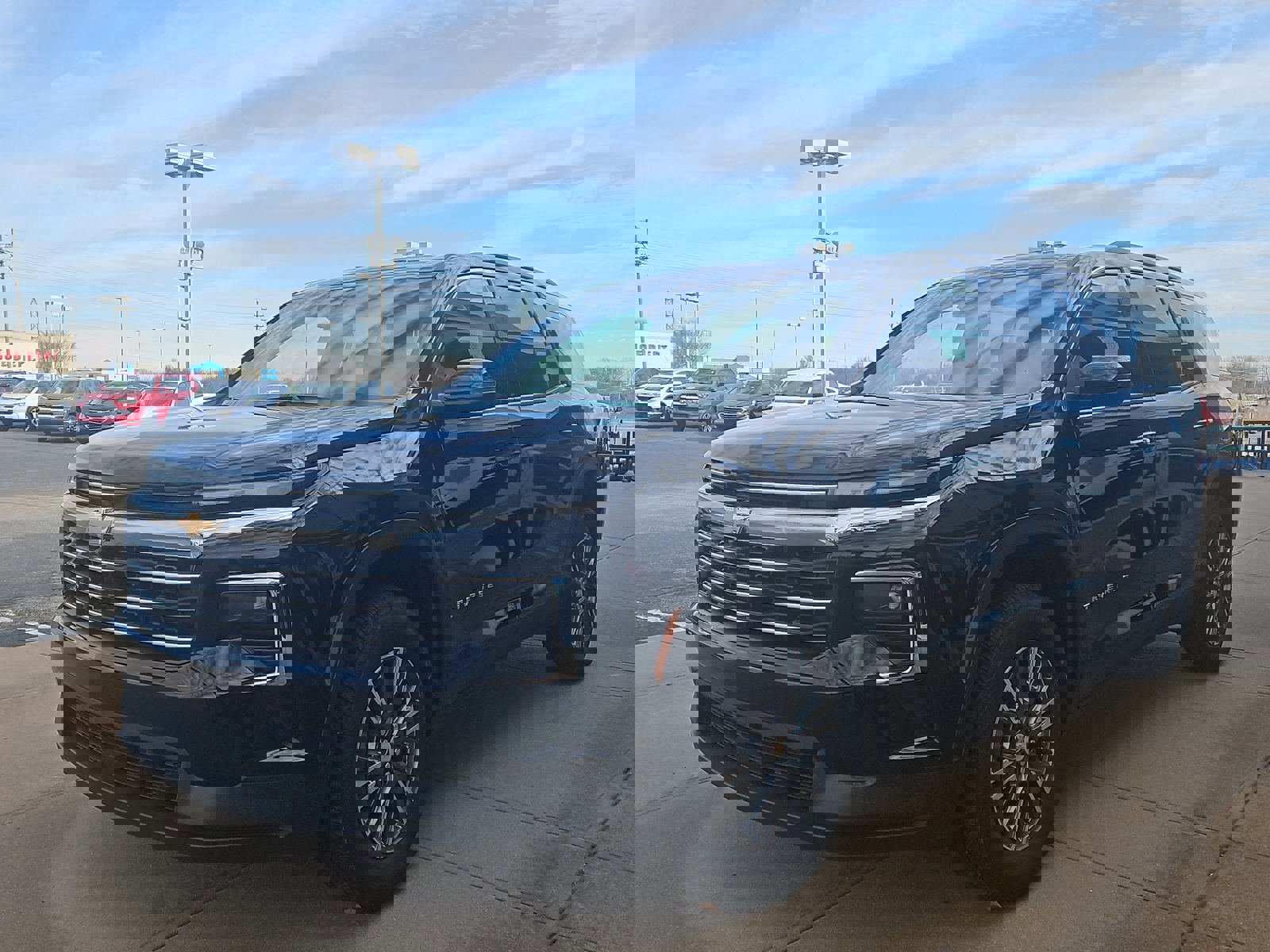 Used 2025 Chevrolet Traverse LT w/ Driver Confidence Package image 2