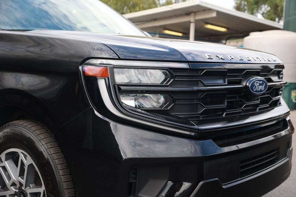 Used 2025 Ford Expedition Active RWD image 9