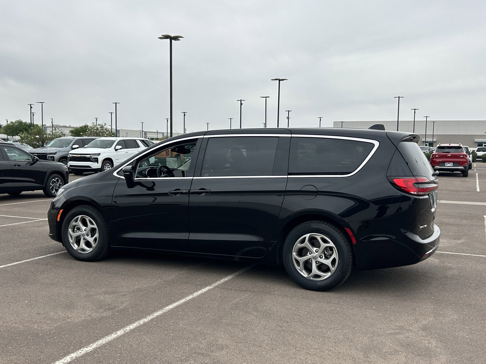 Used 2024 Chrysler Pacifica Limited FWD image 3