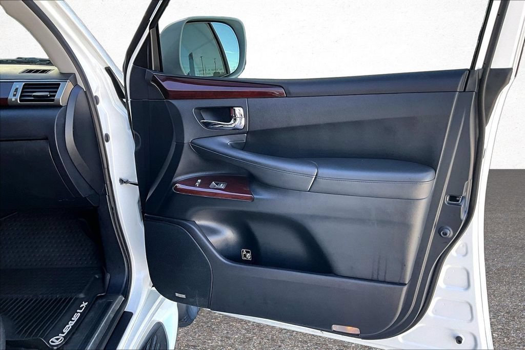 Used 2013 Lexus LX 570 4WD w/ Luxury Pkg image 29
