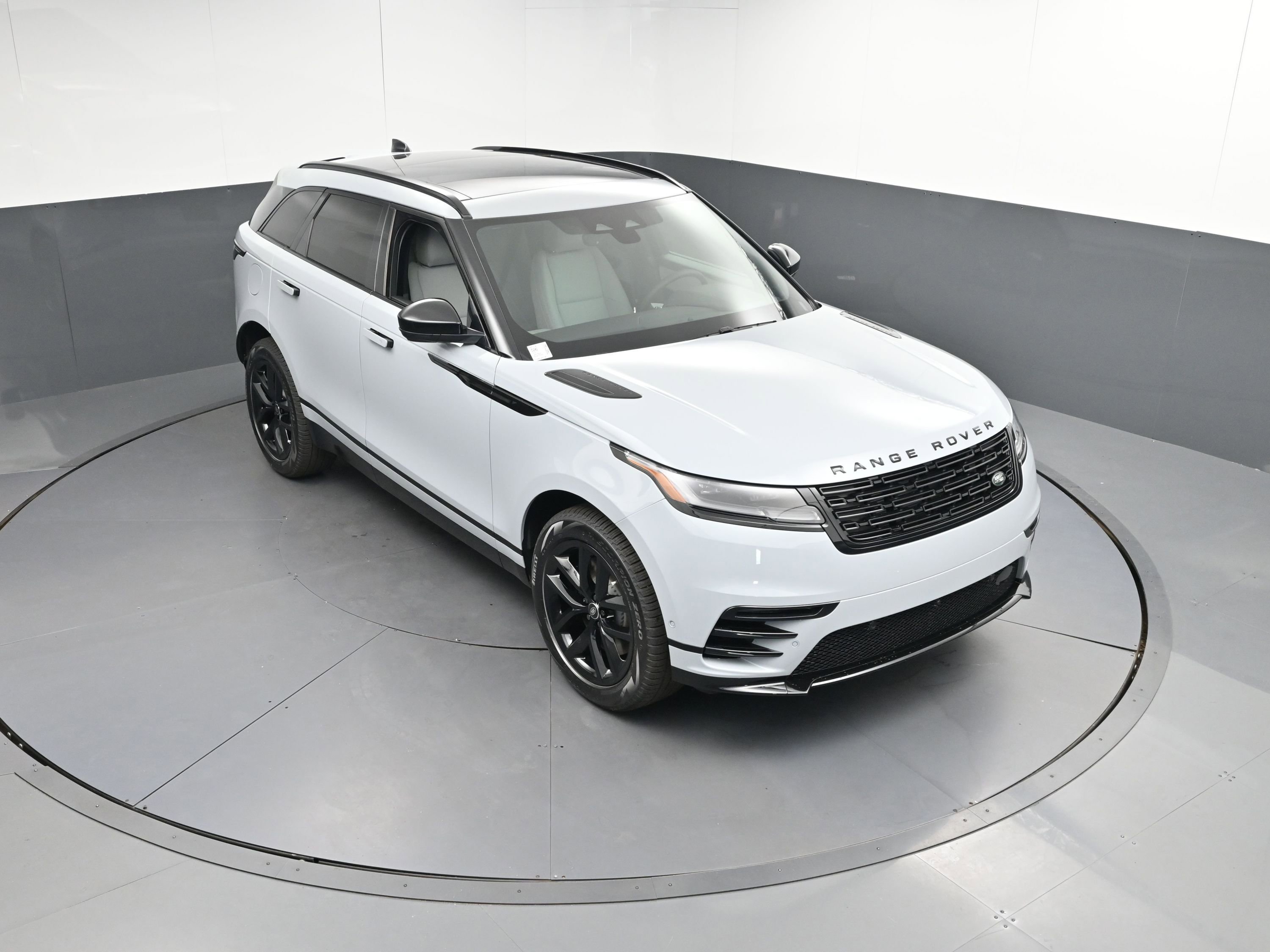 New 2026 Land Rover Range Rover Velar Dynamic SE image 36