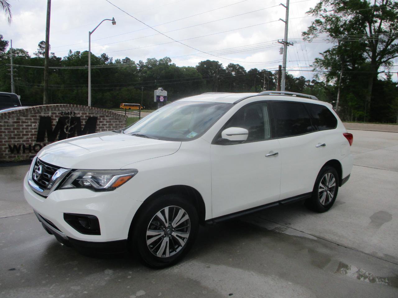 Used 2019 Nissan Pathfinder SL image 1