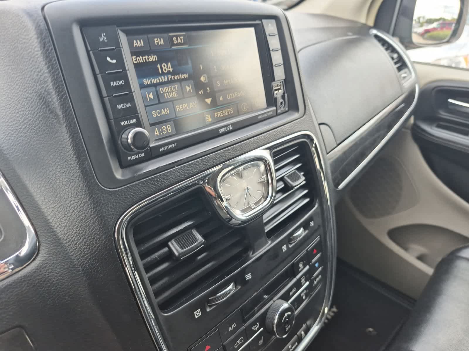Used 2014 Chrysler Town & Country Touring-L w/ Driver Convenience Group FWD image 27