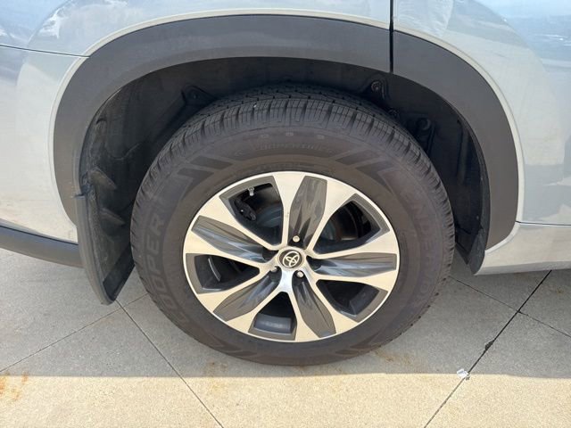 Used 2022 Toyota Highlander XLE AWD/4WD image 11
