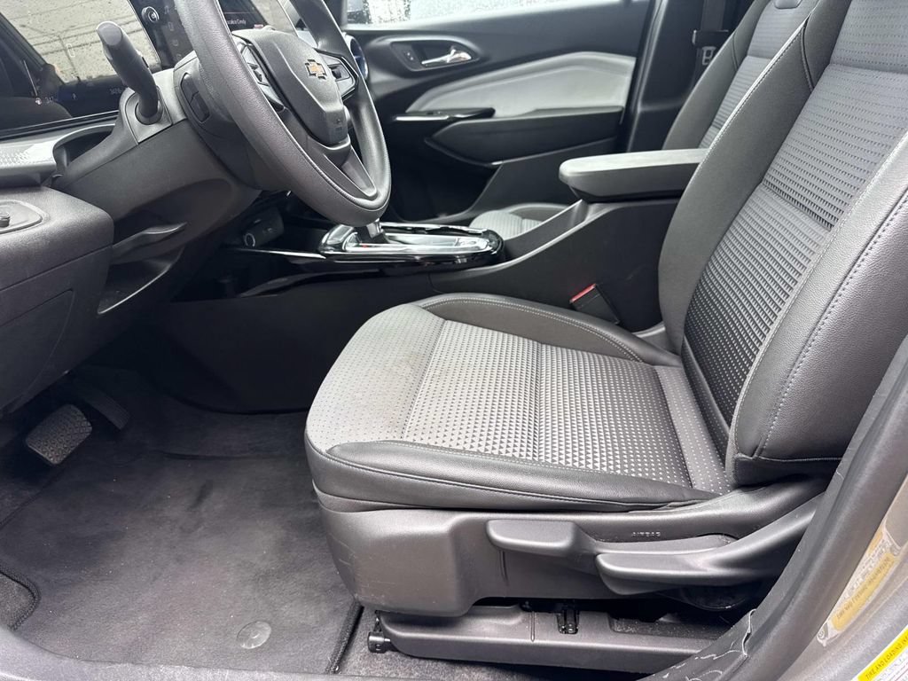 Used 2025 Chevrolet Trax LT FWD image 17