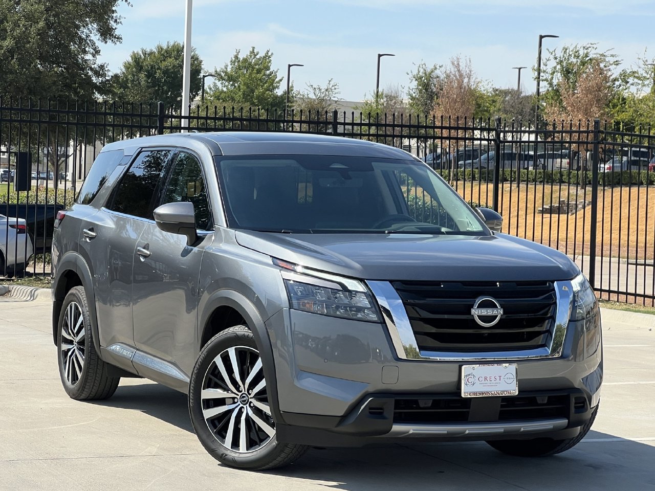 Used 2025 Nissan Pathfinder Platinum FWD image 2