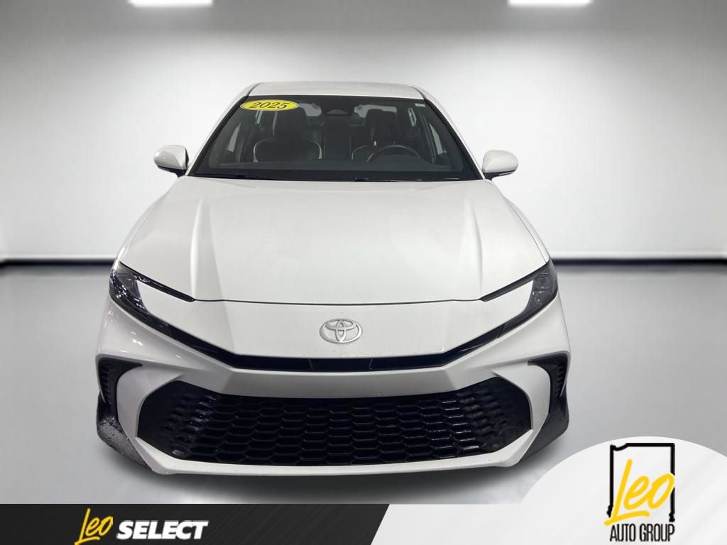 Used 2025 Toyota Camry SE FWD image 9