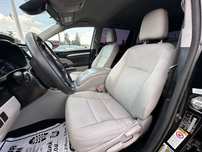 Used 2017 Toyota Highlander LE FWD image 13