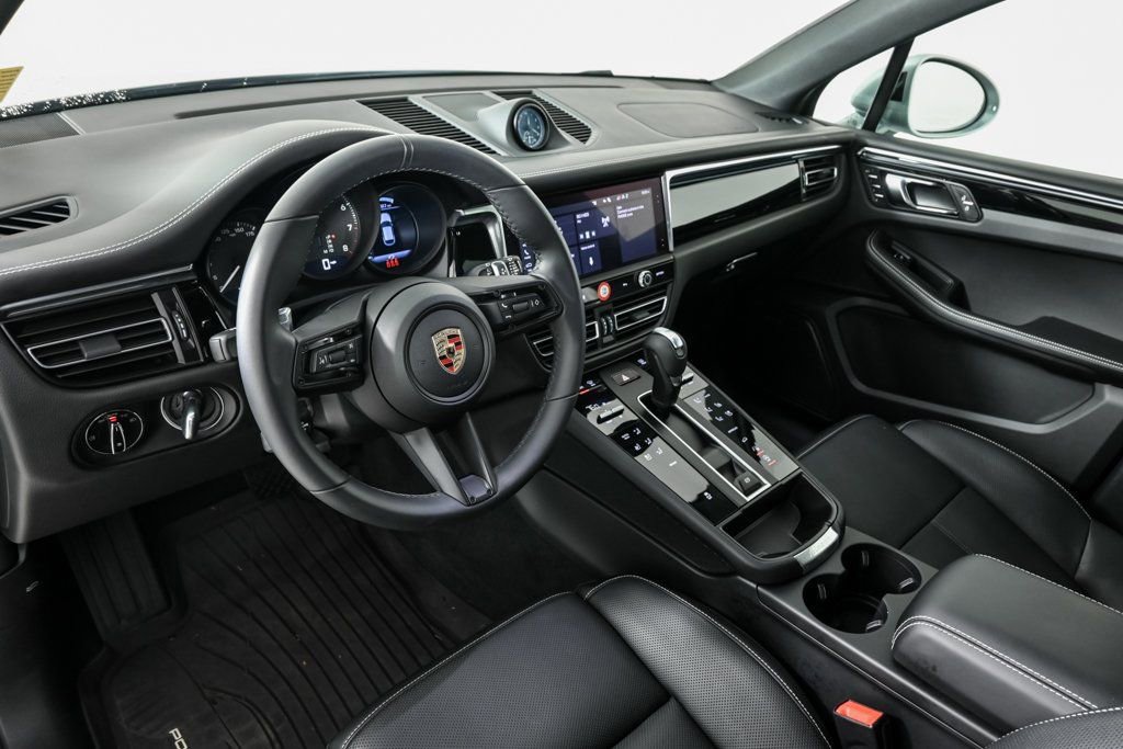 Certified 2025 Porsche Macan image 4
