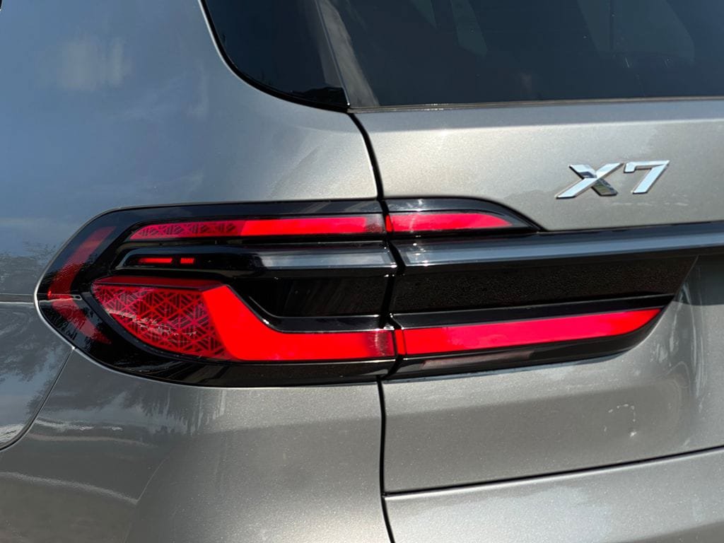 Used 2024 BMW X7 xDrive40i w/ M Sport Package AWD/4WD image 32