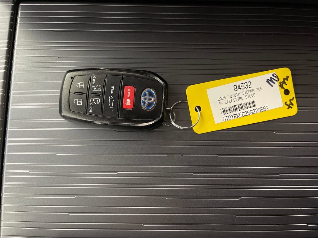 Certified 2025 Toyota Sienna XLE FWD image 24