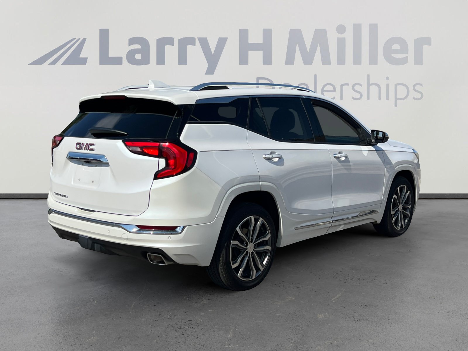 Used 2020 GMC Terrain Denali w/ Denali Premium Package FWD image 5