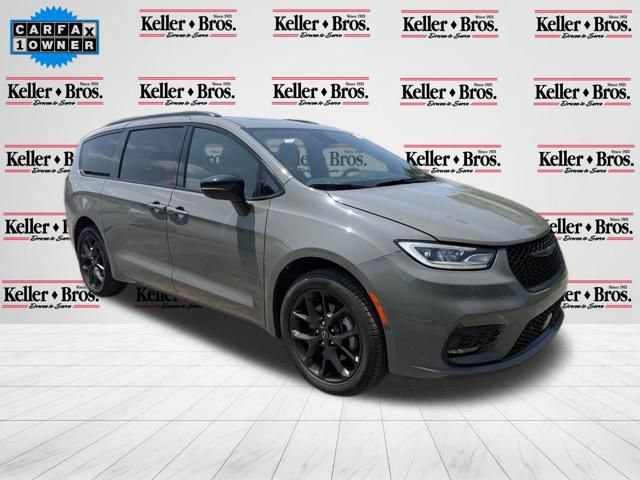 Used 2025 Chrysler Pacifica Limited w/ Uconnect Theater Family Group