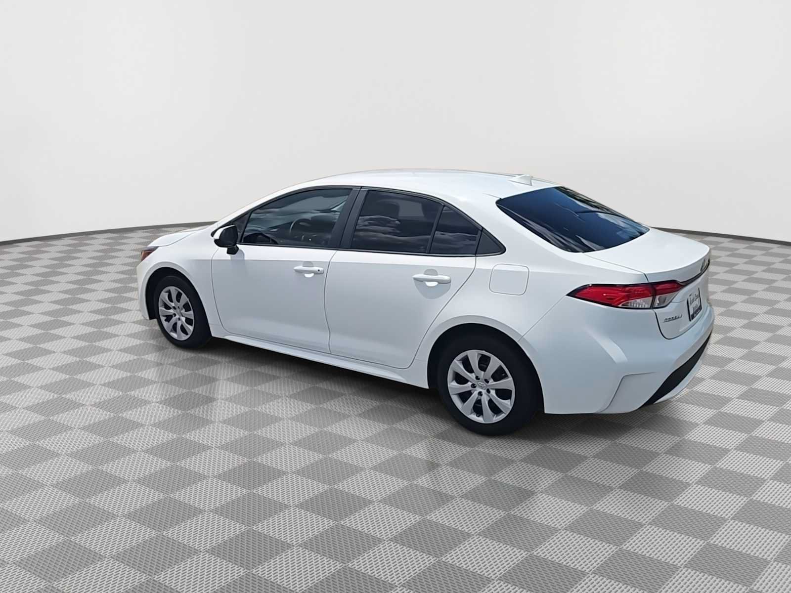 Used 2022 Toyota Corolla LE FWD image 6