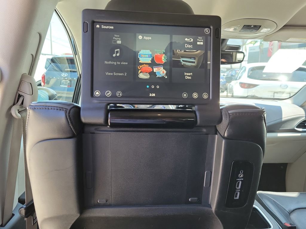 Used 2018 Chrysler Pacifica Limited w/ Advanced Safetytec Group FWD image 17