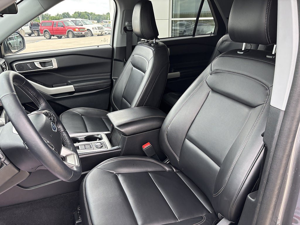 Used 2023 Ford Explorer XLT w/ Equipment Group 202A AWD/4WD image 9