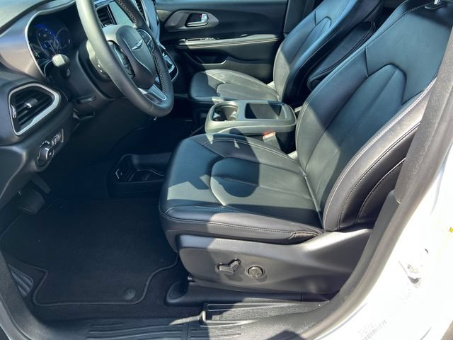Used 2025 Chrysler Pacifica Select FWD image 24