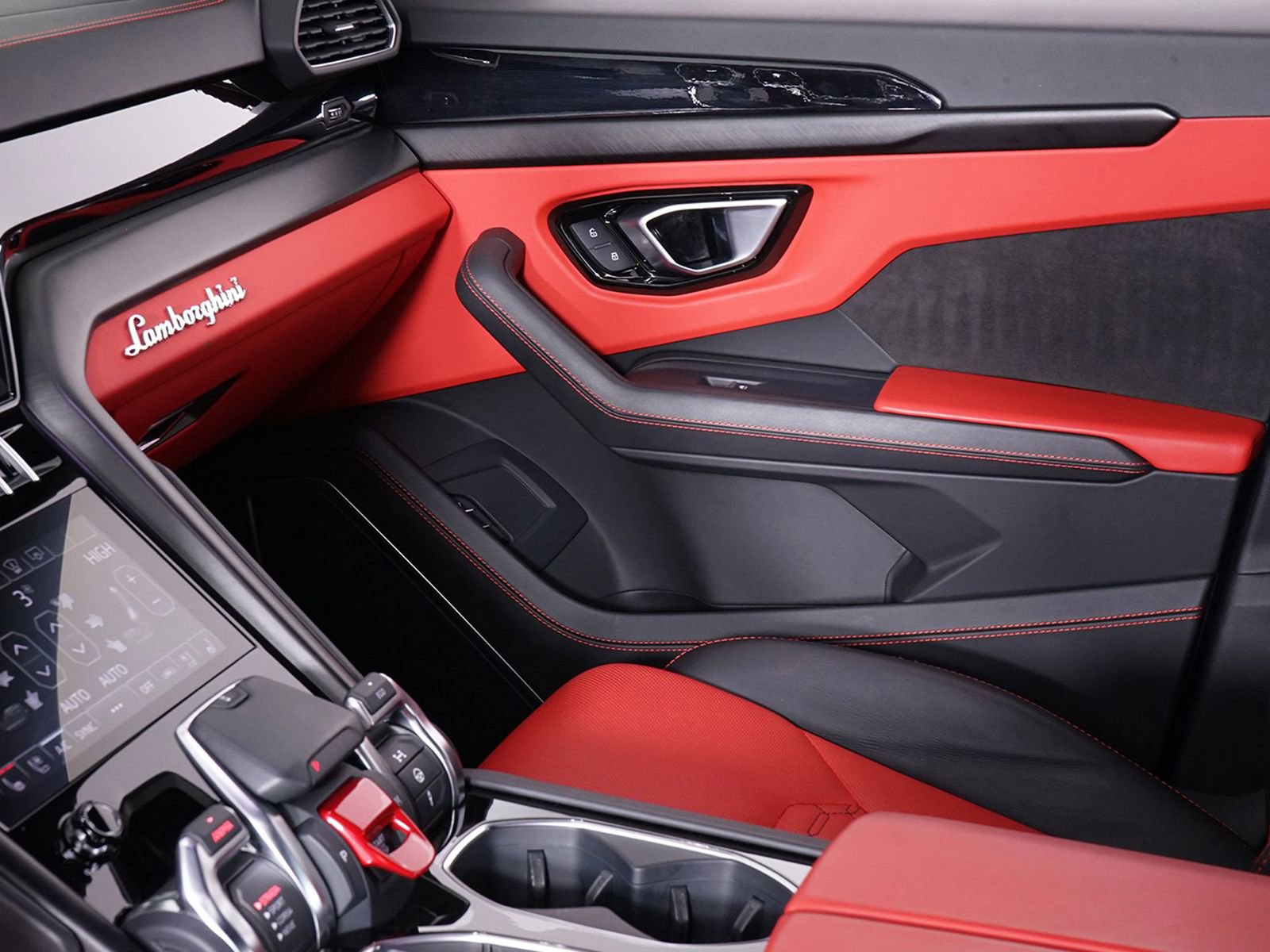 Used 2022 Lamborghini Urus image 24