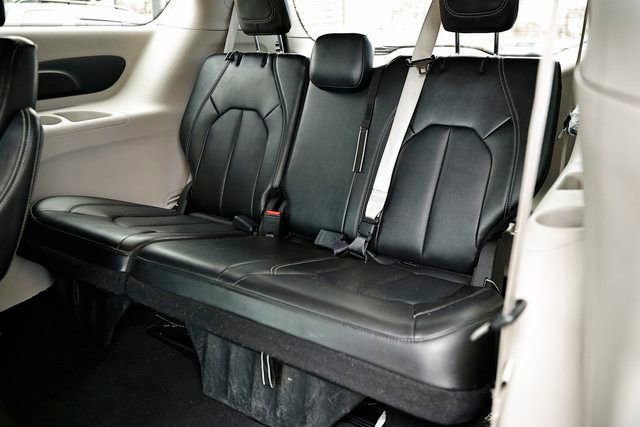 Used 2024 Chrysler Pacifica Touring-L image 27