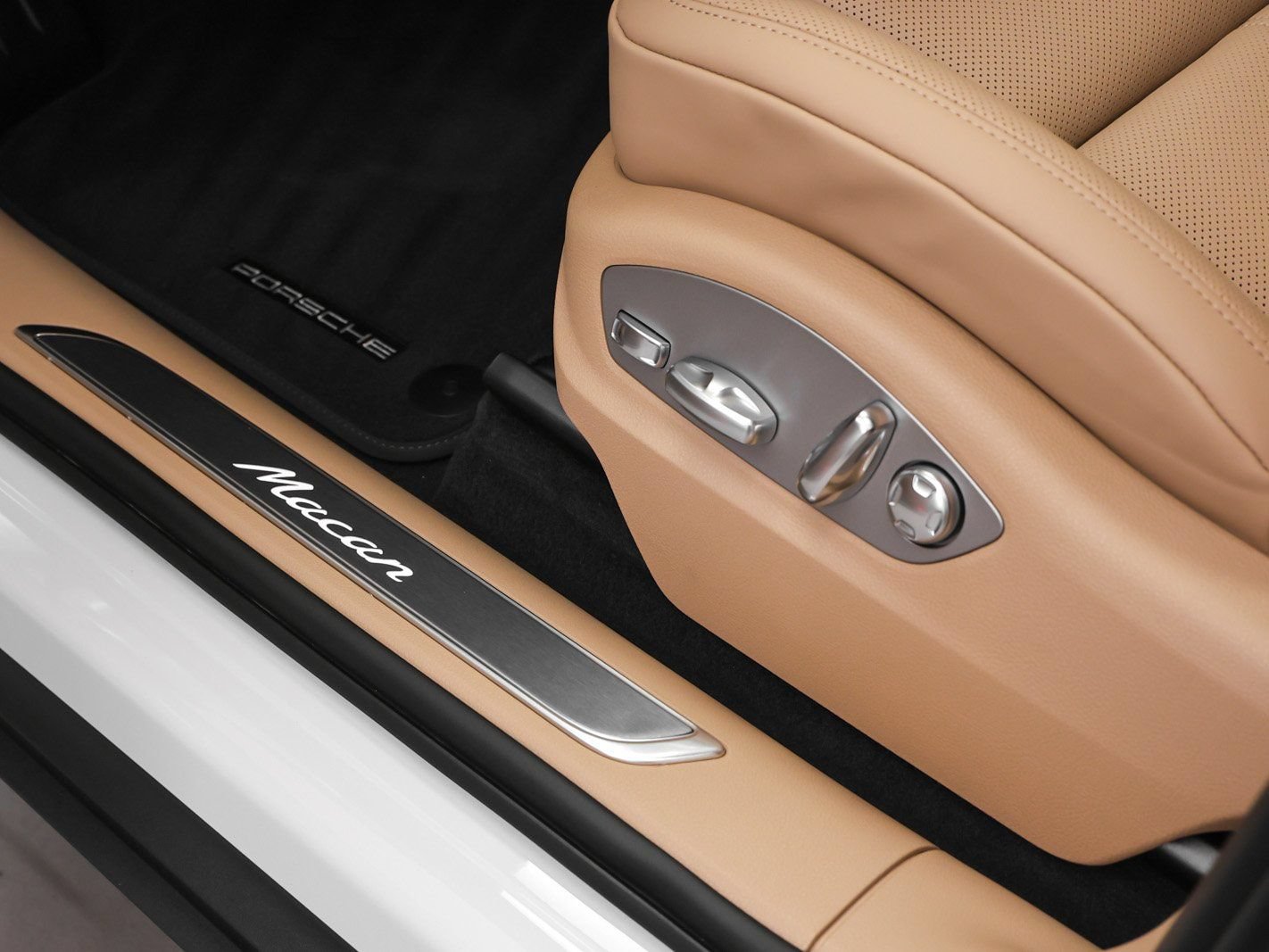 Certified 2026 Porsche Macan AWD/4WD image 24