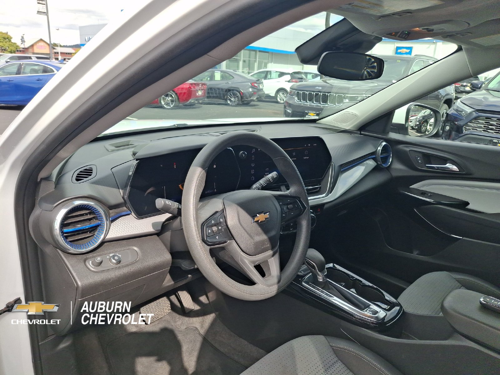 Used 2025 Chevrolet Trax LT FWD image 16