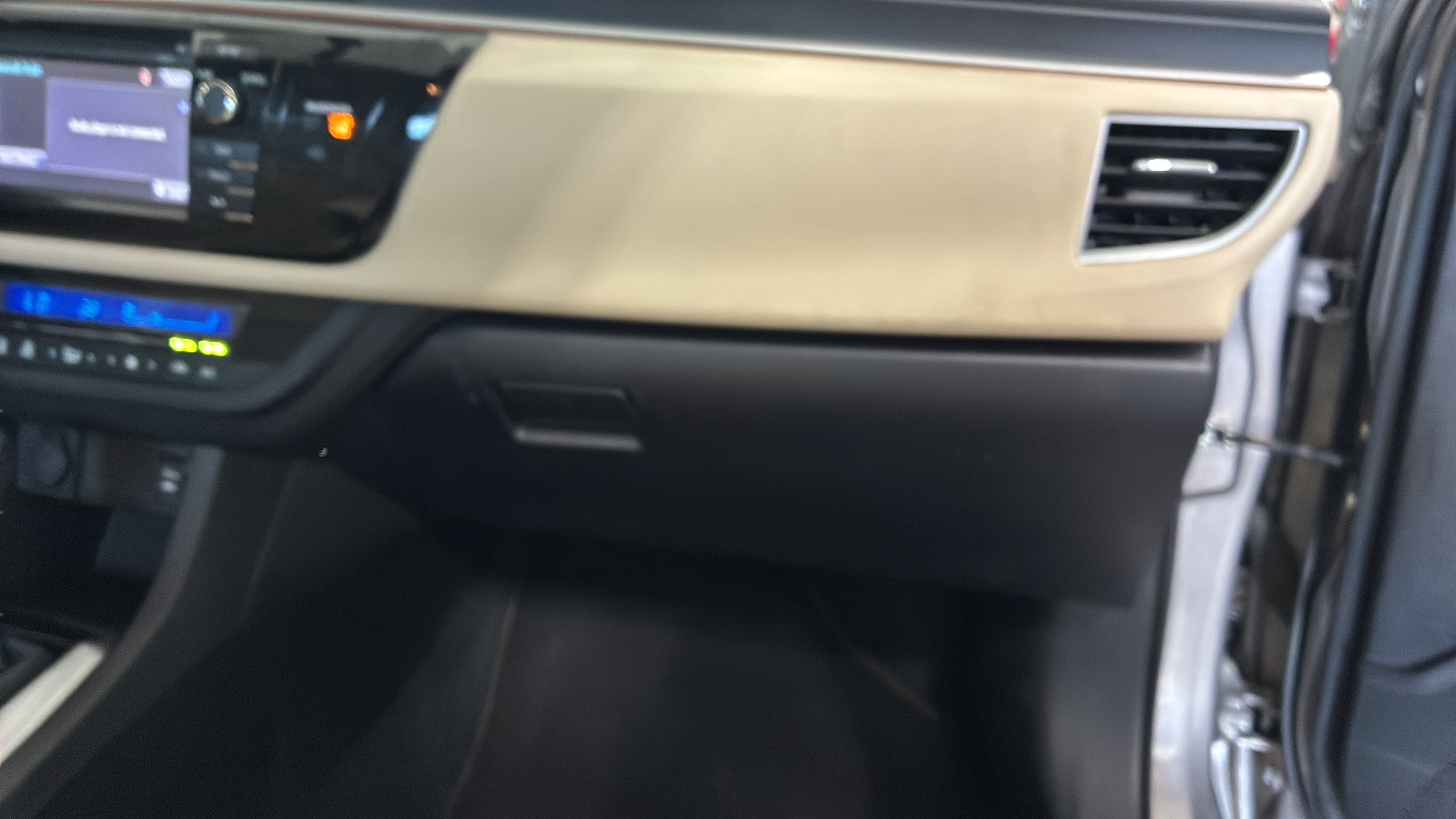 Used 2014 Toyota Corolla LE FWD image 29