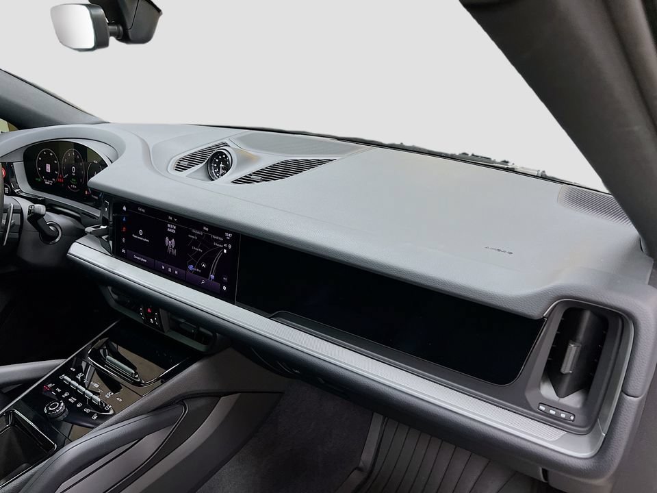 Certified 2025 Porsche Cayenne E-Hybrid Coupe AWD/4WD image 31