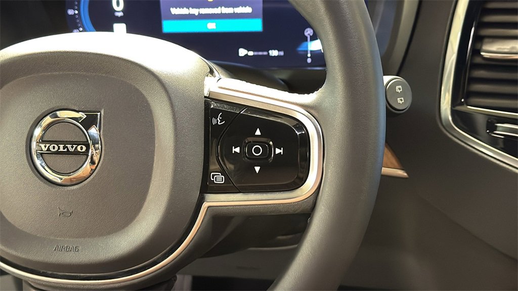 Used 2023 Volvo XC90 B6 Plus image 22