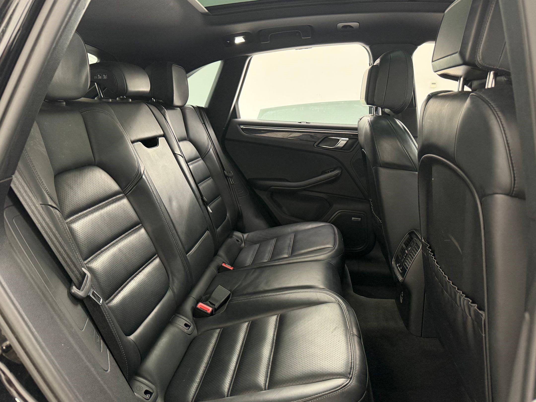 Used 2024 Porsche Macan AWD/4WD image 30