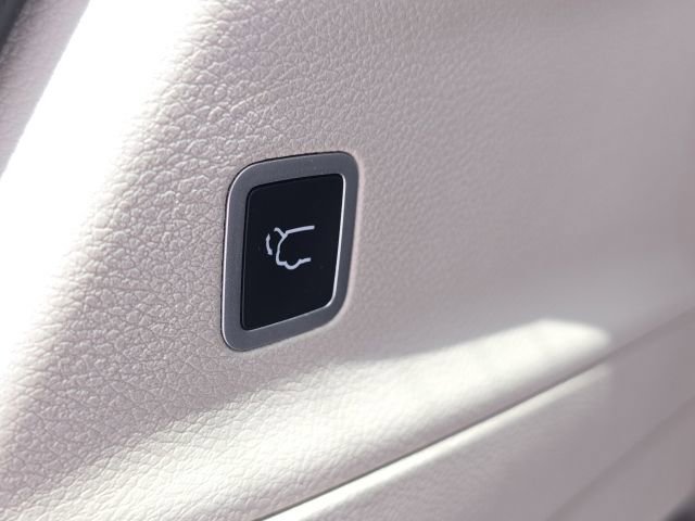 Used 2023 Chrysler Pacifica Touring-L FWD image 11