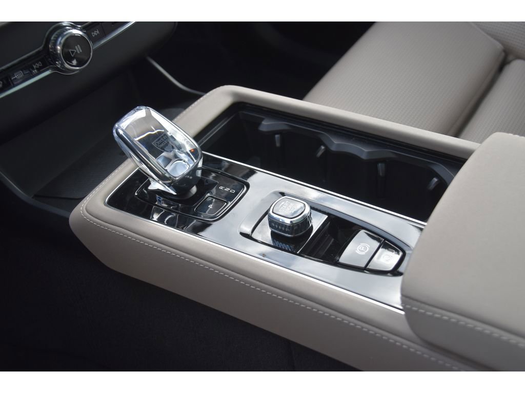 Certified 2025 Volvo XC90 B6 Ultra image 38