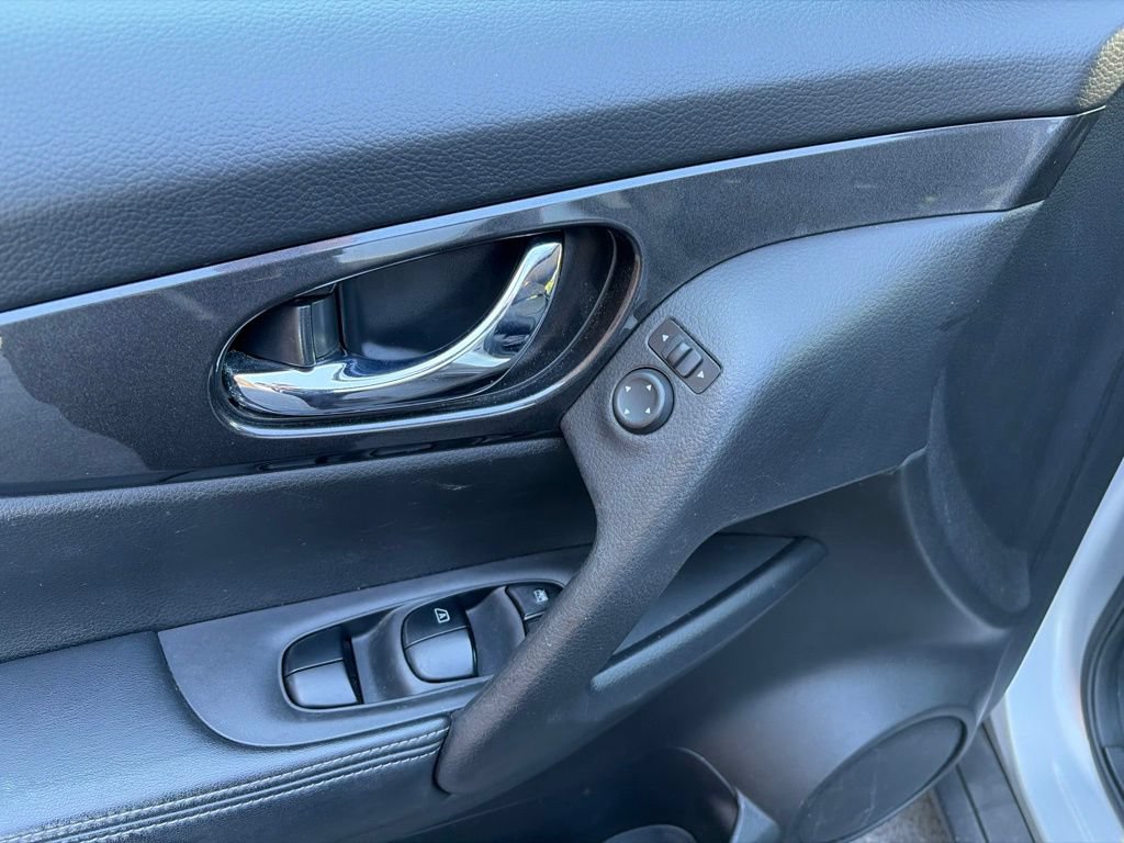 Used 2017 Nissan Rogue AWD image 14